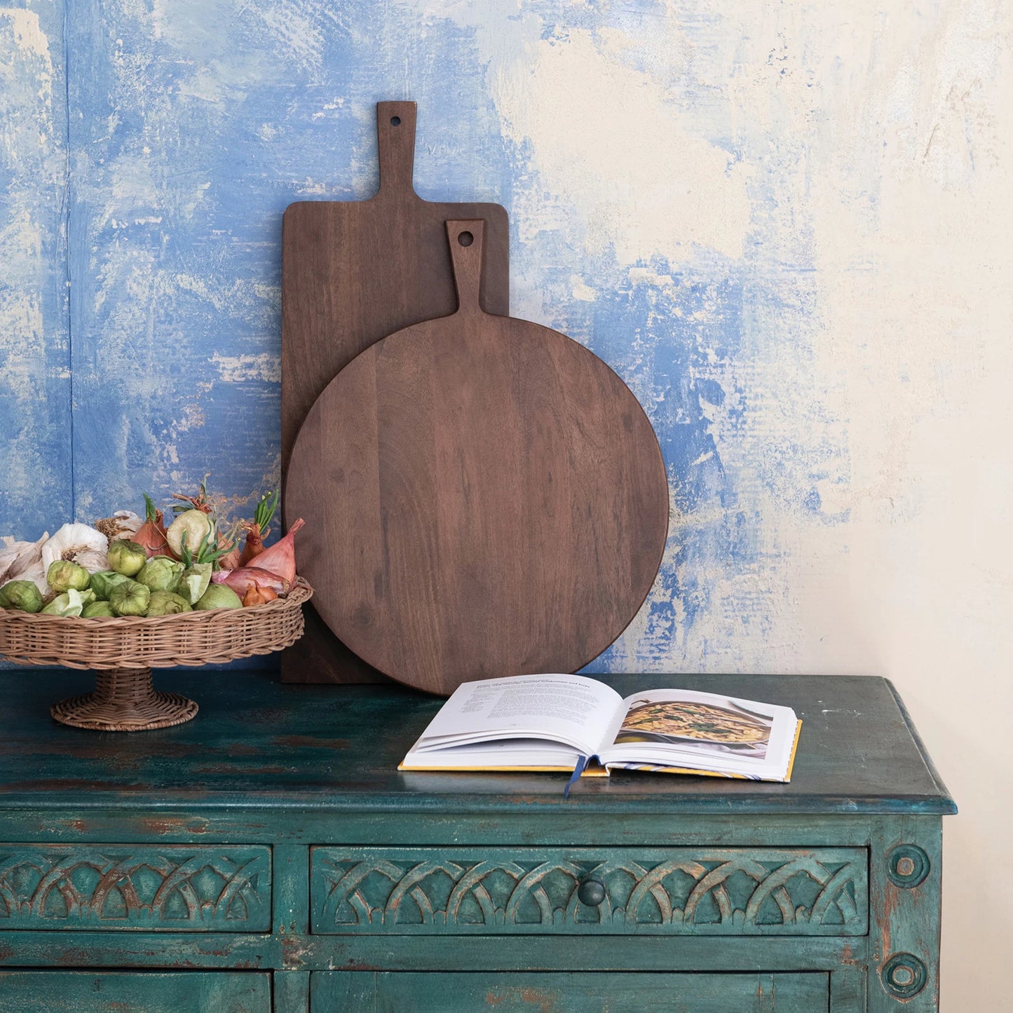 Circular Mango Wood Cheese/Cutting Board with Handle, Walnut Finish